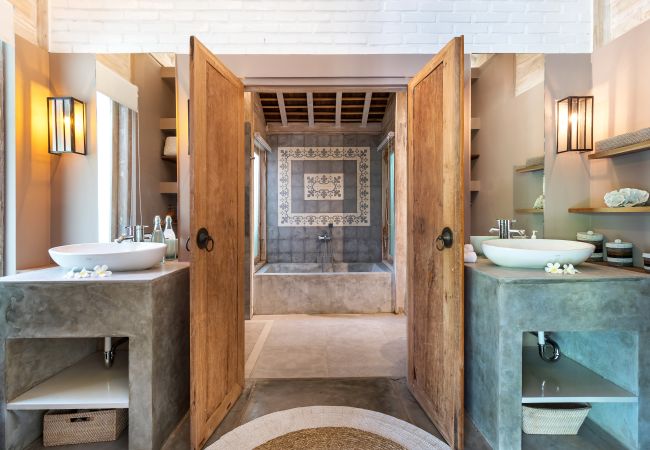 Villa in Kerobokan - Little Manao - Beautiful 4 bedroom house with pool in Bali Villa in Kerobokan - Little Manao - Beautiful 4 bedroom house with pool in Bali