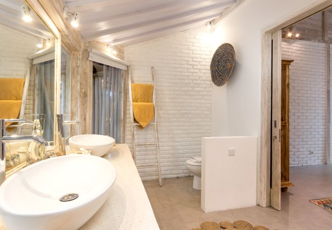 Villa in Kerobokan - Little Manao - Beautiful 4 bedroom house with pool in Bali Villa in Kerobokan - Little Manao - Beautiful 4 bedroom house with pool in Bali