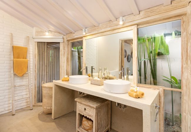 Villa in Kerobokan - Little Manao - Beautiful 4 bedroom house with pool in Bali Villa in Kerobokan - Little Manao - Beautiful 4 bedroom house with pool in Bali