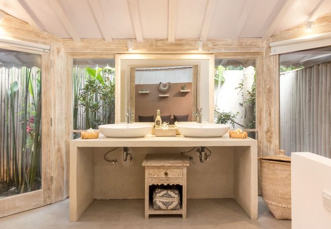 Villa in Kerobokan - Little Manao - Beautiful 4 bedroom house with pool in Bali Villa in Kerobokan - Little Manao - Beautiful 4 bedroom house with pool in Bali