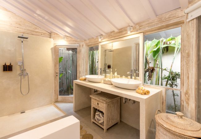 Villa in Kerobokan - Little Manao - Beautiful 4 bedroom house with pool in Bali Villa in Kerobokan - Little Manao - Beautiful 4 bedroom house with pool in Bali