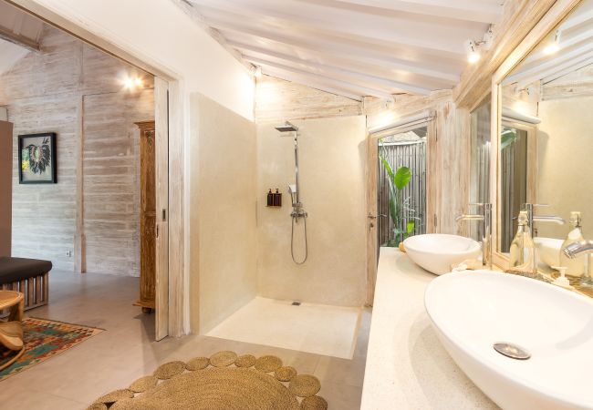 Villa in Kerobokan - Little Manao - Beautiful 4 bedroom house with pool in Bali Villa in Kerobokan - Little Manao - Beautiful 4 bedroom house with pool in Bali