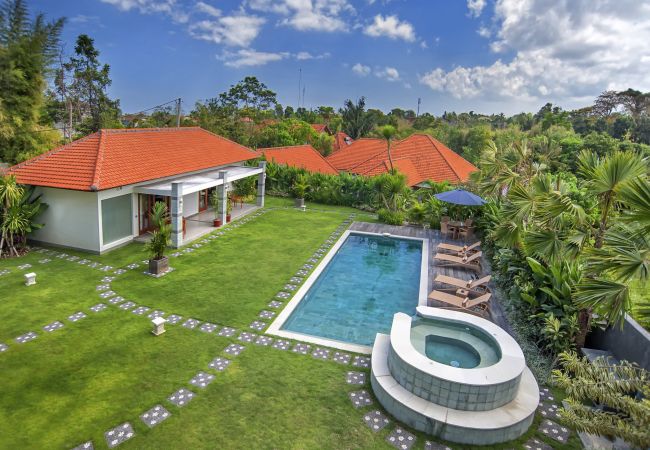 Villa in Canggu - Yenian- 5 bedroom house with pool in Bali Villa in Canggu - Yenian- 5 bedroom house with pool in Bali