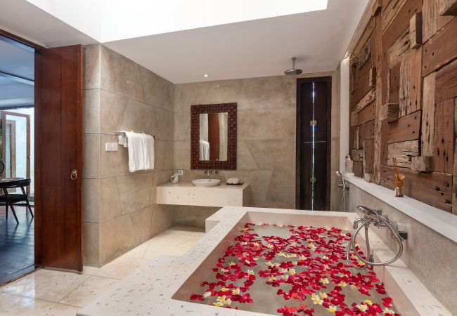 Villa in Seminyak - The chands two A- 2 bedroom frontline villa with stunning Bali sea views Villa in Seminyak - The chands two A- 2 bedroom frontline villa with stunning Bali sea views