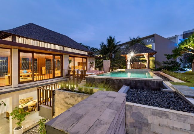 Villa in Seminyak - The chands three A- Casa en primera línea de 3 habitaciones con impresionantes vistas al mar de Bali ​   98 / 5.000 Resultados de traducción Resultado de traducción The chands three- 3 bedroom frontline house with stunning Bali sea views