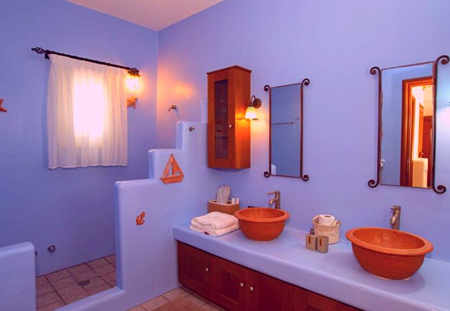 Villa in Paros - Spectacular 5-bedroom house near the beach and with beautiful views of the sea Villa in Paros - Spectacular 5-bedroom house near the beach and with beautiful views of the sea