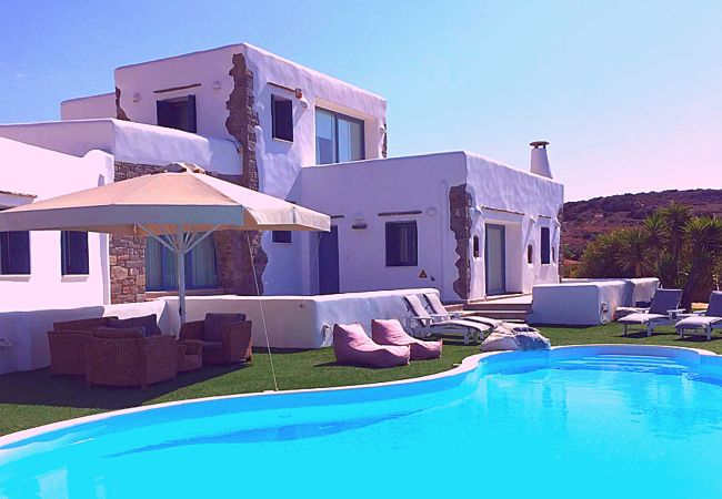 Villa in Paros - Spectacular 5-bedroom house near the beach and with beautiful views of the sea