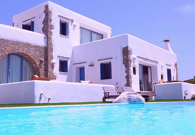 Villa in Paros - Spectacular 5-bedroom house near the beach and with beautiful views of the sea