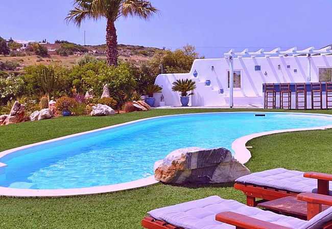 Villa in Paros - Spectacular 5-bedroom house near the beach and with beautiful views of the sea