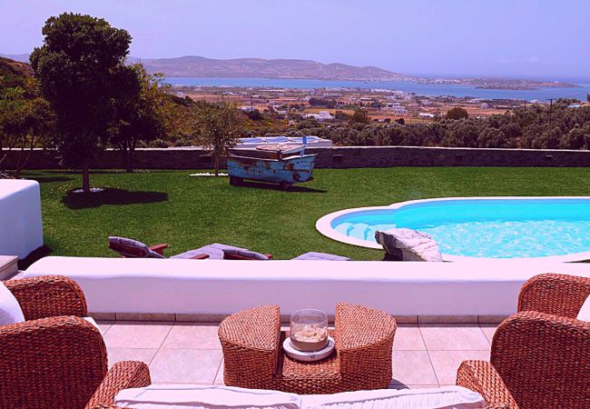 Villa in Paros - Spectacular 5-bedroom house near the beach and with beautiful views of the sea