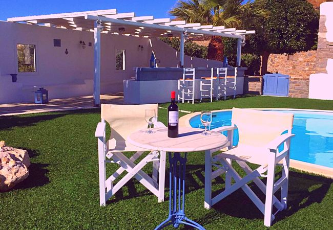 Villa in Paros - Spectacular 5-bedroom house near the beach and with beautiful views of the sea Villa in Paros - Spectacular 5-bedroom house near the beach and with beautiful views of the sea