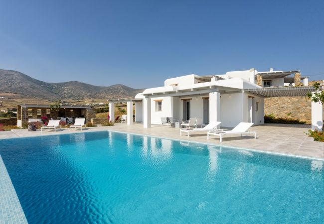 Villa in Paros - Beautiful house for 10 people near of Golden Beach with beautiful sea views Villa in Paros - Beautiful house for 10 people near of Golden Beach with beautiful sea views