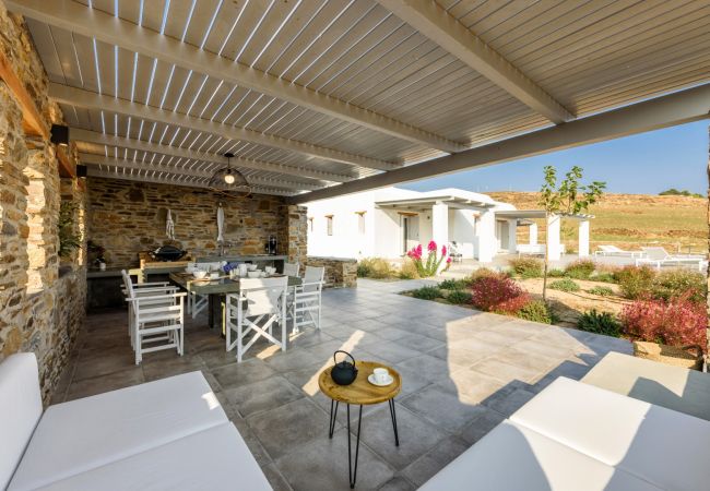 Villa in Paros - Beautiful house for 10 people near of Golden Beach with beautiful sea views Villa in Paros - Beautiful house for 10 people near of Golden Beach with beautiful sea views