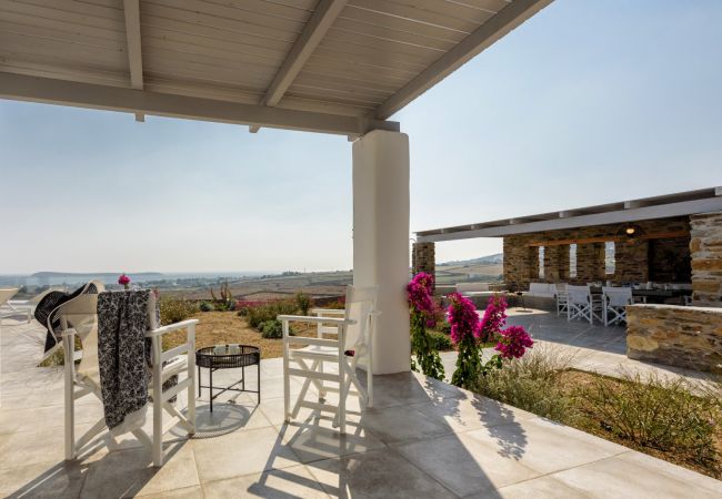 Villa in Paros - Beautiful house for 10 people near of Golden Beach with beautiful sea views Villa in Paros - Beautiful house for 10 people near of Golden Beach with beautiful sea views