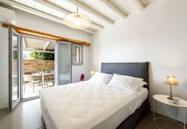 Villa in Paros - Beautiful house for 10 people near of Golden Beach with beautiful sea views Villa in Paros - Beautiful house for 10 people near of Golden Beach with beautiful sea views