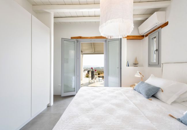 Villa in Paros - Beautiful house for 10 people near of Golden Beach with beautiful sea views Villa in Paros - Beautiful house for 10 people near of Golden Beach with beautiful sea views