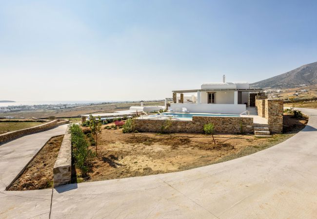 Villa in Paros - Beautiful house for 8 people near the beach of Golden Beach with beautiful sea views Villa in Paros - Beautiful house for 8 people near the beach of Golden Beach with beautiful sea views
