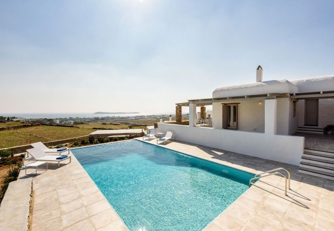 Villa in Paros - Beautiful house for 8 people near the beach of Golden Beach with beautiful sea views Villa in Paros - Beautiful house for 8 people near the beach of Golden Beach with beautiful sea views