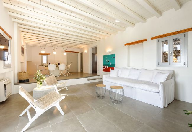 Villa in Paros - Beautiful house for 8 people near the beach of Golden Beach with beautiful sea views Villa in Paros - Beautiful house for 8 people near the beach of Golden Beach with beautiful sea views