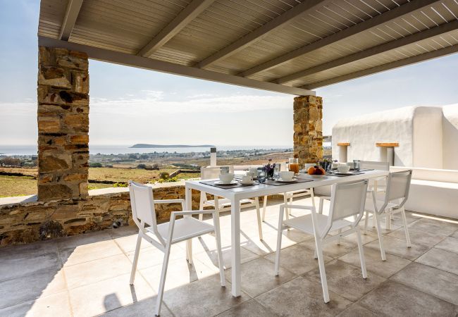 Villa in Paros - Beautiful house for 8 people near the beach of Golden Beach with beautiful sea views Villa in Paros - Beautiful house for 8 people near the beach of Golden Beach with beautiful sea views