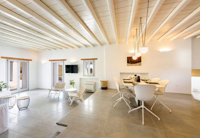 Villa in Paros - Beautiful house for 8 people near the beach of Golden Beach with beautiful sea views Villa in Paros - Beautiful house for 8 people near the beach of Golden Beach with beautiful sea views