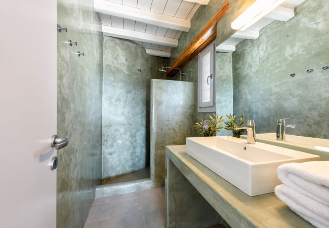 Villa in Paros - Beautiful house for 8 people near the beach of Golden Beach with beautiful sea views Villa in Paros - Beautiful house for 8 people near the beach of Golden Beach with beautiful sea views