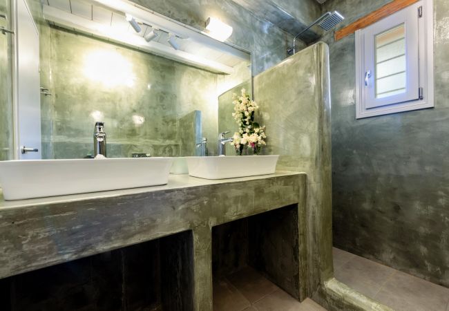 Villa in Paros - Beautiful house for 8 people near the beach of Golden Beach with beautiful sea views Villa in Paros - Beautiful house for 8 people near the beach of Golden Beach with beautiful sea views