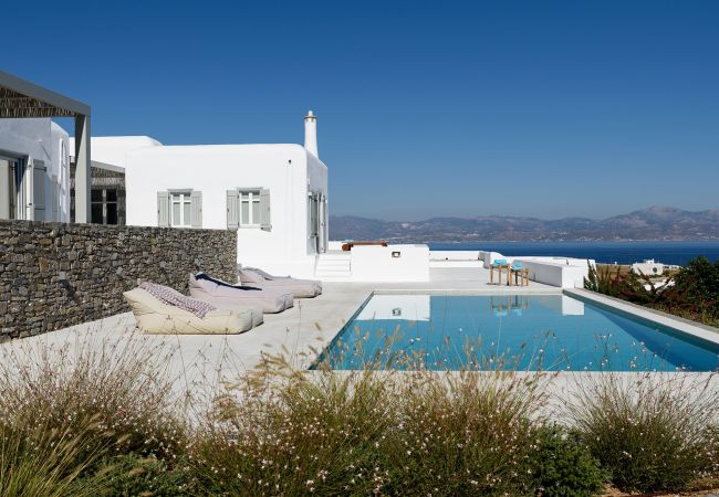 Villa in Paros -  Spectacular house for 14 people with beautiful sea views near Golden Beach Villa in Paros -  Spectacular house for 14 people with beautiful sea views near Golden Beach