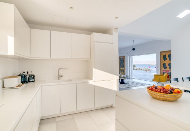 Villa in Paros - Spectacular house for 10 people with stunning sea views near Golden Beach Villa in Paros - Spectacular house for 10 people with stunning sea views near Golden Beach