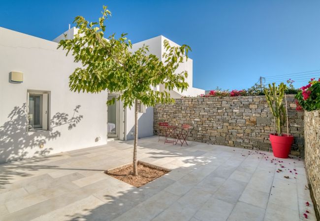 Villa in Paros - Spectacular house for 10 people with stunning sea views near Golden Beach Villa in Paros - Spectacular house for 10 people with stunning sea views near Golden Beach