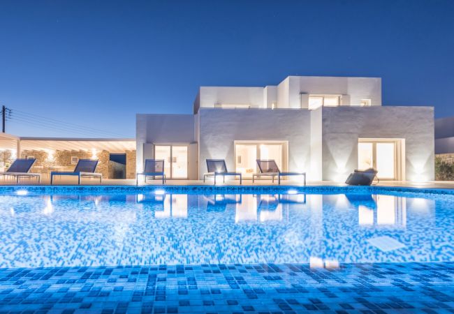 Villa in Paros - Spectacular house for 10 people with stunning sea views near Golden Beach Villa in Paros - Spectacular house for 10 people with stunning sea views near Golden Beach