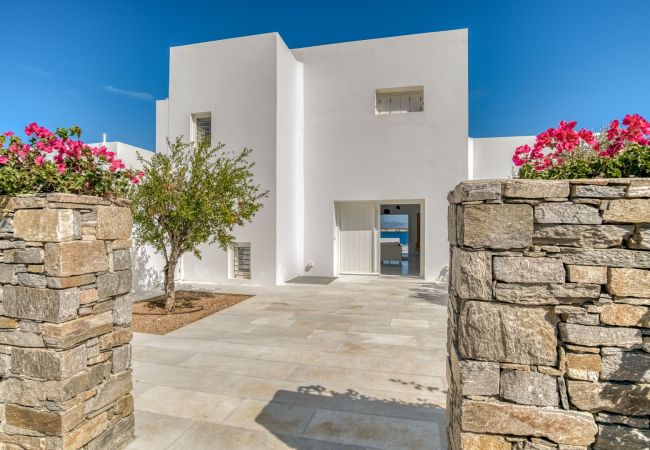 Villa in Paros - Spectacular house for 10 people with stunning sea views near Golden Beach Villa in Paros - Spectacular house for 10 people with stunning sea views near Golden Beach