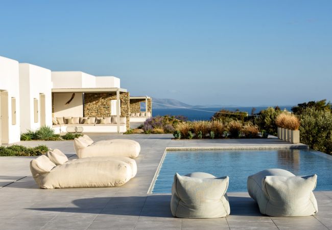 Villa in Paros - Elea - Magnificent house with pool for 10 people and sea views in Golden Beach (Greece) Villa in Paros - Elea - Magnificent house with pool for 10 people and sea views in Golden Beach (Greece)