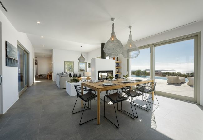 Villa in Paros - Elea - Magnificent house with pool for 10 people and sea views in Golden Beach (Greece) Villa in Paros - Elea - Magnificent house with pool for 10 people and sea views in Golden Beach (Greece)