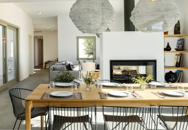 Villa in Paros - Elea - Magnificent house with pool for 10 people and sea views in Golden Beach (Greece) Villa in Paros - Elea - Magnificent house with pool for 10 people and sea views in Golden Beach (Greece)