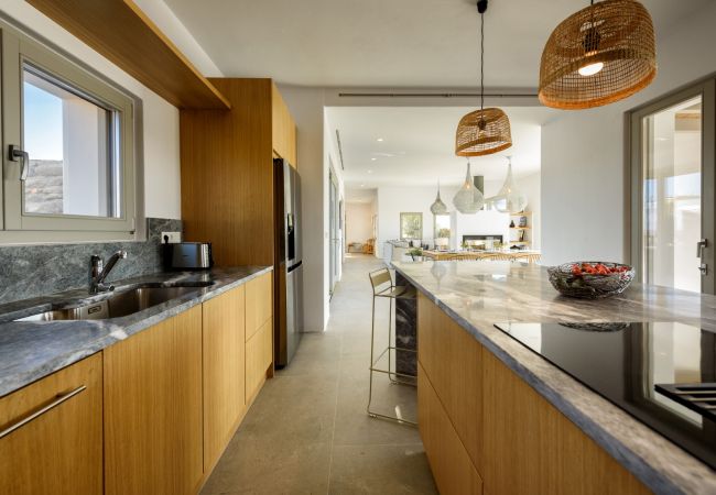 Villa in Paros - Elea - Magnificent house with pool for 10 people and sea views in Golden Beach (Greece) Villa in Paros - Elea - Magnificent house with pool for 10 people and sea views in Golden Beach (Greece)