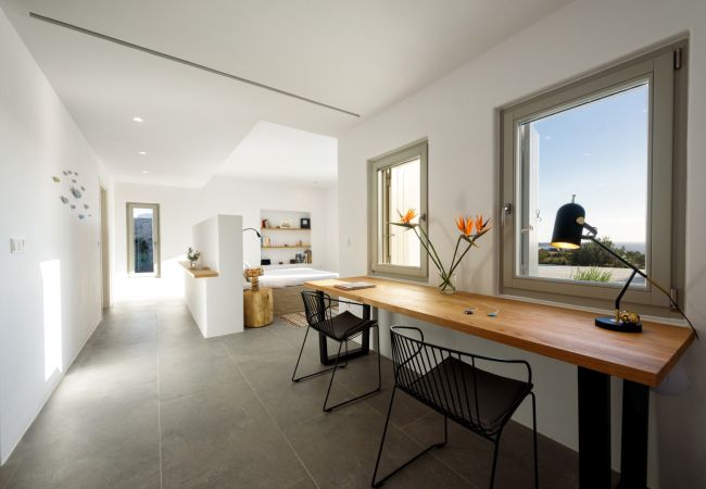 Villa in Paros - Elea - Magnificent house with pool for 10 people and sea views in Golden Beach (Greece) Villa in Paros - Elea - Magnificent house with pool for 10 people and sea views in Golden Beach (Greece)