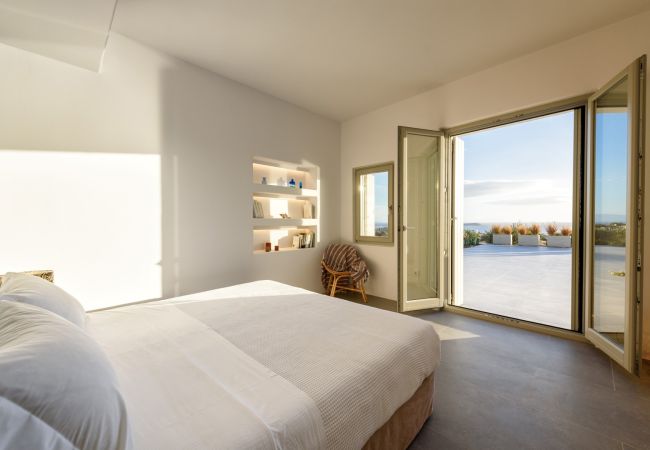 Villa in Paros - Elea - Magnificent house with pool for 10 people and sea views in Golden Beach (Greece) Villa in Paros - Elea - Magnificent house with pool for 10 people and sea views in Golden Beach (Greece)