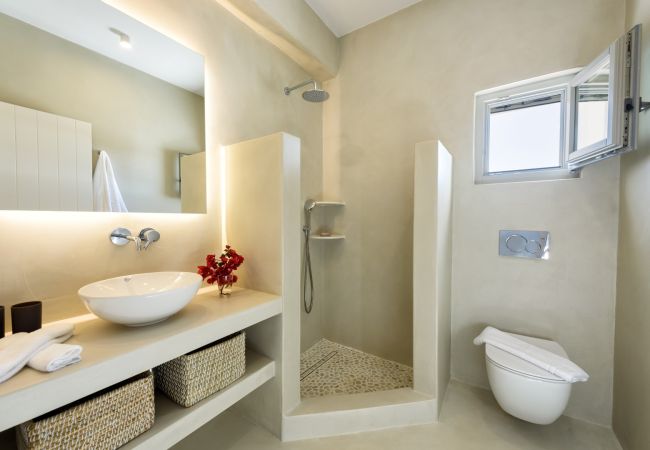 Villa in Paros - Elea - Magnificent house with pool for 10 people and sea views in Golden Beach (Greece) Villa in Paros - Elea - Magnificent house with pool for 10 people and sea views in Golden Beach (Greece)