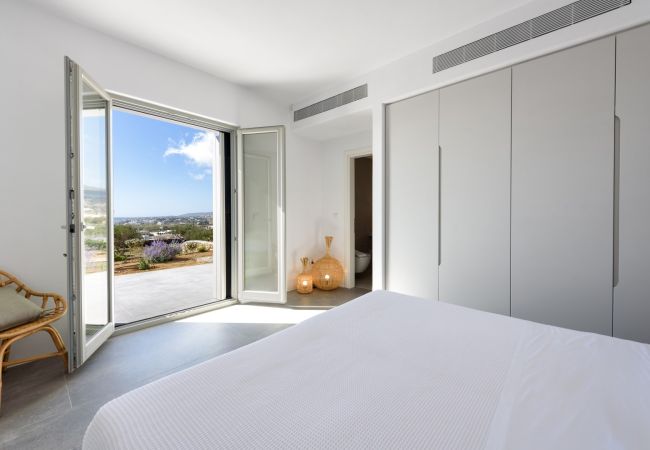 Villa in Paros - Elea - Magnificent house with pool for 10 people and sea views in Golden Beach (Greece) Villa in Paros - Elea - Magnificent house with pool for 10 people and sea views in Golden Beach (Greece)