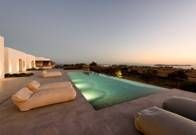 Villa in Paros - Elea - Magnificent house with pool for 10 people and sea views in Golden Beach (Greece) Villa in Paros - Elea - Magnificent house with pool for 10 people and sea views in Golden Beach (Greece)