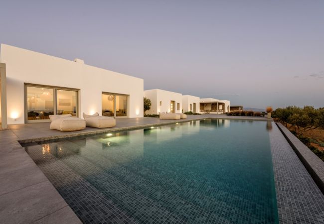 Villa in Paros - Elea - Magnificent house with pool for 10 people and sea views in Golden Beach (Greece) Villa in Paros - Elea - Magnificent house with pool for 10 people and sea views in Golden Beach (Greece)