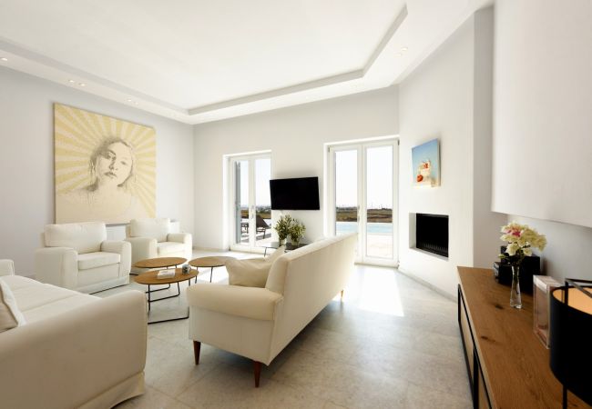 Villa in Paros -  Electra -Villa for 10 people with beautiful sea views in Paros Villa in Paros -  Electra -Villa for 10 people with beautiful sea views in Paros