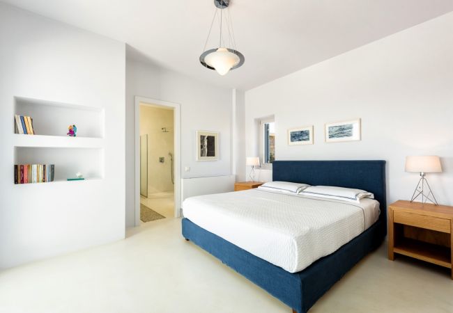 Villa in Paros -  Electra -Villa for 10 people with beautiful sea views in Paros Villa in Paros -  Electra -Villa for 10 people with beautiful sea views in Paros