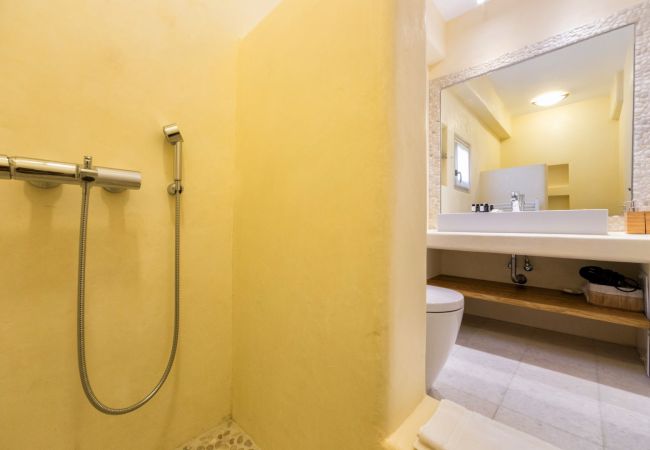 Villa in Paros - Eos - Villa for 10 people near the beach of Golden Beach (Greece) Villa in Paros - Eos - Villa for 10 people near the beach of Golden Beach (Greece)