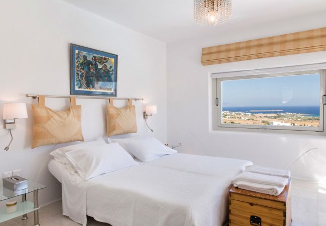 Villa in Paros - Eos - Villa for 10 people near the beach of Golden Beach (Greece) Villa in Paros - Eos - Villa for 10 people near the beach of Golden Beach (Greece)