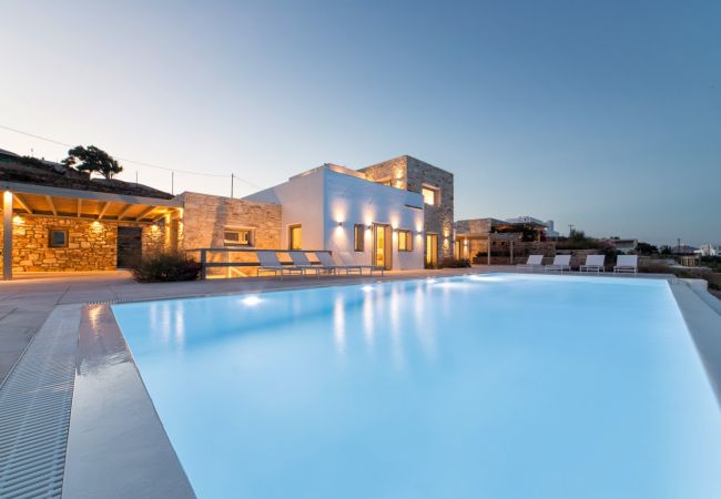 Villa in Paros - Eos - Villa for 10 people near the beach of Golden Beach (Greece) Villa in Paros - Eos - Villa for 10 people near the beach of Golden Beach (Greece)