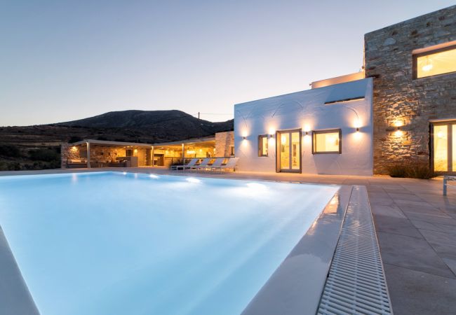 Villa in Paros - Eos - Villa for 10 people near the beach of Golden Beach (Greece) Villa in Paros - Eos - Villa for 10 people near the beach of Golden Beach (Greece)