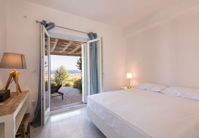 Villa in Paros - Eridan - Spectacular house for 8 with pool and beautiful sea views in Greece Villa in Paros - Eridan - Spectacular house for 8 with pool and beautiful sea views in Greece