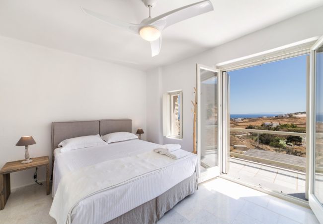 Villa in Paros - Tzane - Villa for 10 people with pool near Paros beach (Greece) Villa in Paros - Tzane - Villa for 10 people with pool near Paros beach (Greece)